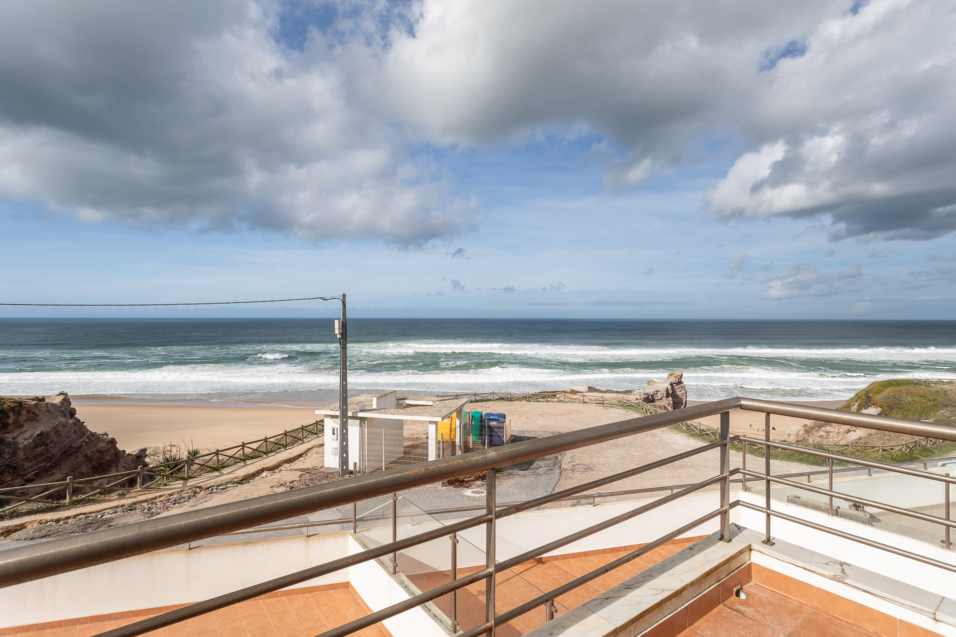 Santa Cruz (Praia da Vigia) | Moradia T3 na Primeira Linha de Mar